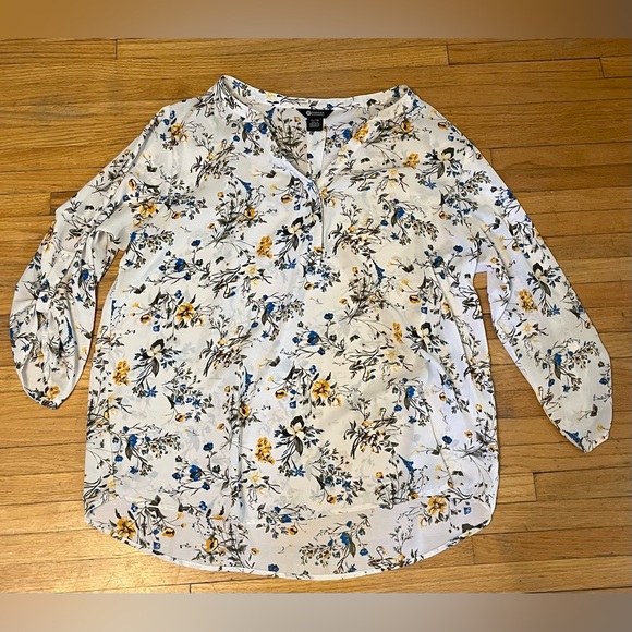 Haggar clothing floral V neck top - Picture 2 of 2